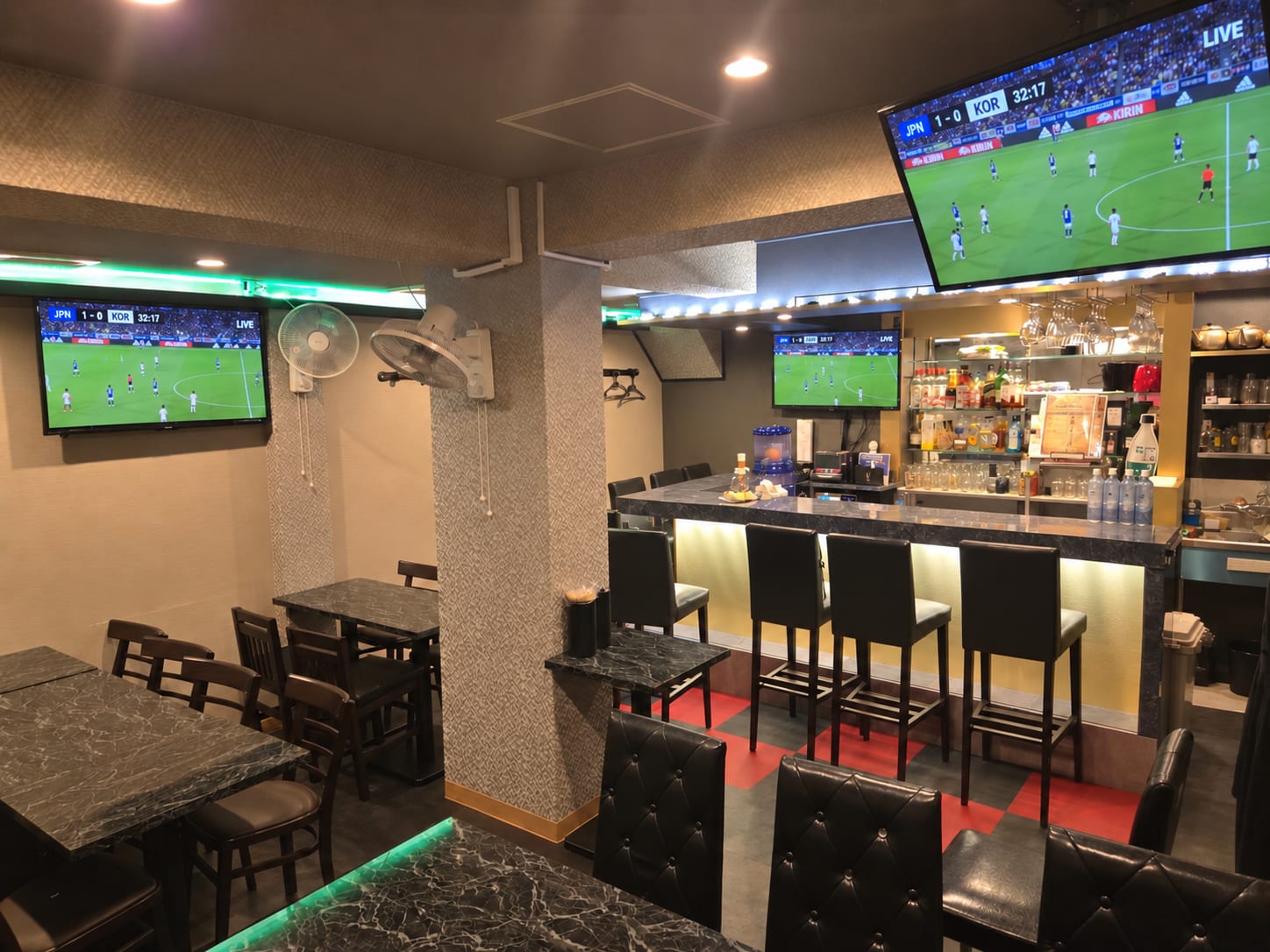 テレビでスポーツ観戦ができる店内のイメージ